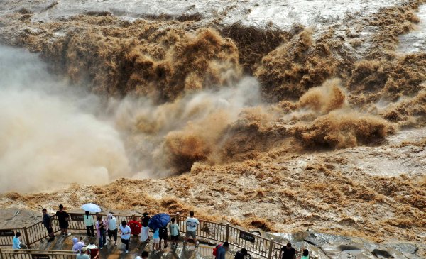 黑马配资网 黄河壶口瀑布夏日“金流飞瀑”美景吸引游人
